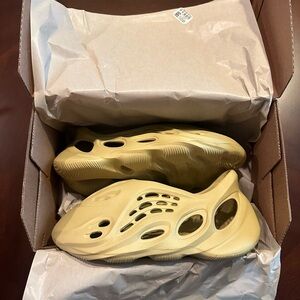 Yeezy foamrunner size 5